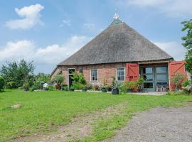 Characteristic headlong hull farm with thatched cover，位于Burum的低价酒店