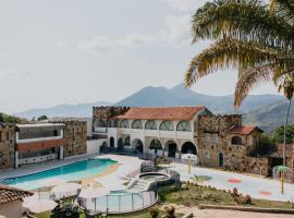 Hotel El Castillo Chinauta，位于基奥塔的带泳池的酒店