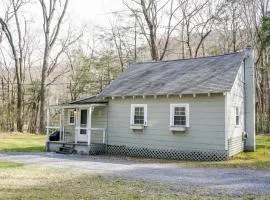 Camelback cottage - on ONE ACRE & near local attractions