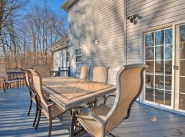 Spacious Tobyhanna Home with Lake Access and Fire Pit!，位于托比汉纳的乡村别墅