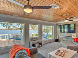 Dock and Fire Pit Lakefront Cedar Creek Home!，位于Mabank的酒店
