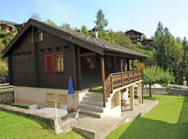 holiday home in Blatten with private terrace，位于布拉腾的酒店