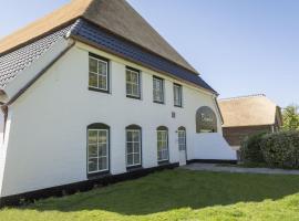 Apartment in tasteful farmhouse in De Cocksdorp on the Wadden island of Texel，位于德科克斯多普的酒店