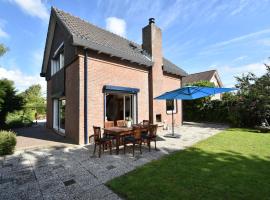 Holiday home in Zeeland with wide views，位于布勒伊尼瑟的带停车场的酒店