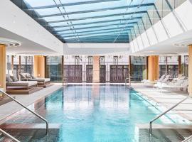 Four Seasons Hotel Madrid，位于马德里雷纳维多利亚剧院附近的酒店