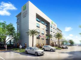 Holiday Inn Express Doral Miami, an IHG Hotel，位于多拉佛罗里达国际大学的艺术博物馆附近的酒店