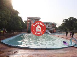 OYO 30450 Aamrapaali Water Park，位于Kākori的酒店