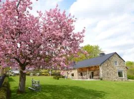 Beautiful stone cottage with panoramic views over the hills of the Ardens