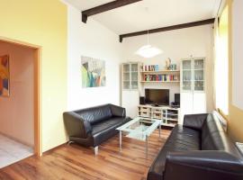 Exclusive apartment in the beautiful Ore Mountains with conservatory and villa park，位于Leubsdorf的酒店