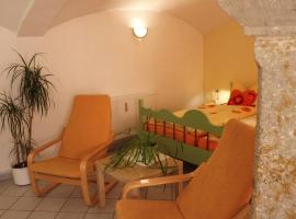 Comfy Apartment in Weißig with Garden，位于Weißig的酒店