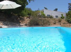 A Perfect villa with pool terrace and garden，位于阿尔科巴萨的度假屋