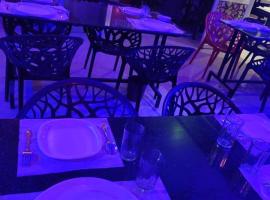 Mannat Hotel & Restaurant，位于Pilibangan的酒店