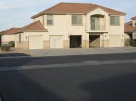 Mesquite Nevada Vacation Rental - Ground Level and double car garage，位于梅斯基特的度假屋