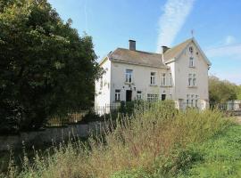 Splendid Mansion in Bastogne with Fenced Garden，位于Le Parque的度假屋
