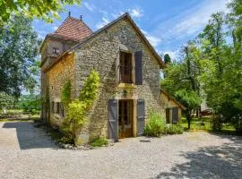 Farmhouse in Saint-Cernin with Pool & Views