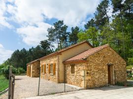 Picturesque holiday home with pool，位于Saint-Cernin-de-lʼHerm的酒店