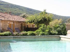 Stylish house with heated pool in Lacoste，位于拉科斯特的酒店