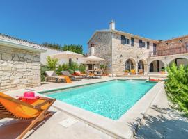 Rustic villa in Vrsar with private swimming pool，位于Marasi的酒店