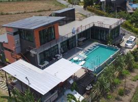 Chef Nirvana Spa Pool Villa，位于Phayayen的带泳池的酒店