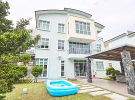 Shamrock Villas Corner OR Seaview OR Standard，位于峇都丁宜的别墅