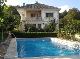 Villa con piscina en Pantòn Ribeira Sacra Galicia Ideal para familias，位于潘通的酒店