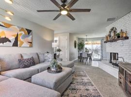 Duplex with Private Yard 3 Mi to Downtown Loveland!，位于拉夫兰的酒店