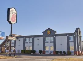 Super 8 by Wyndham Wichita Airport West Kellogg，位于威奇托的酒店