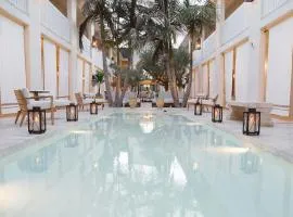 Cara Hotel
