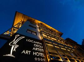 Locanda degli Artisti Art Hotel，位于卡纳泽伊的带停车场的酒店