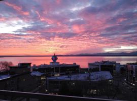 Top Floor Water View Oasis near Space Needle & Cruise，位于西雅图的海滩短租房