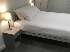 The Rose and Thistle Hotel Berwick-upon-Tweed，位于特维德上游的贝里克的酒店