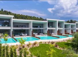 Lagomandra Luxury Suites with Private Pools，位于尼基季的度假村