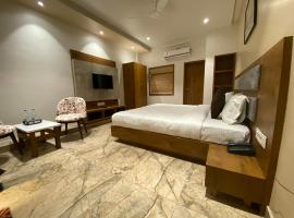 HOTEL DAMODAR，位于Veraval的酒店