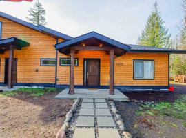 Newly built Modern Chalet Duplex - 1，位于Mount Hood Village的酒店