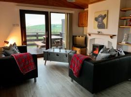 Lodge Cabin with Fabulous Views - Farm Holiday，位于斯特兰拉尔的自助式住宿