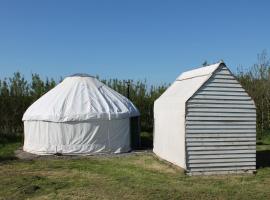 Mill Haven Place glamping yurt 3，位于哈佛威斯特的酒店