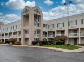 HomeTown Inn by Red Roof East Syracuse，位于东叙拉古的酒店
