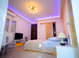 劳拉公寓，位于马卡尔斯卡的酒店