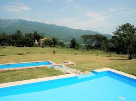 Oliveda Villa Sleeps 4 with Pool，位于马斯萨内特-德卡夫雷尼斯的酒店