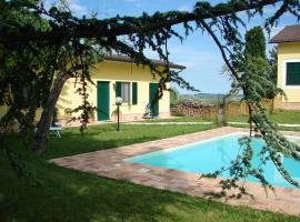 Charming house in Mogliano with shared pool，位于莫利亚诺的酒店