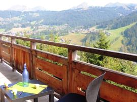 Chalet charmant aux Gets avec vue sur montagne et cheminee，位于莱热的酒店