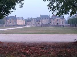 F2 au pied du château et à 15min de Center Parc，位于圣欧班堡的酒店