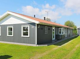 12 person holiday home in Hadsund，位于诺尔赫鲁普的酒店