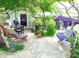 Villa Zeljko - with nice garden，位于苏库拉伊的酒店