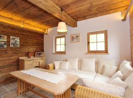 Chalet on the ski slope in St Johann in Tyrol，位于Apfeldorf的木屋