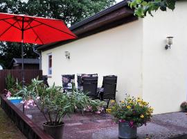 Cosy Holiday Home in Dorf Gutow near the Sea，位于Dorf Gutow的带停车场的酒店