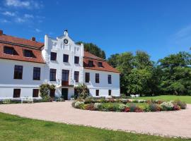 Beautiful Apartment in Gerdshagen near Baltic Sea Coast，位于Gerdshagen的带停车场的酒店