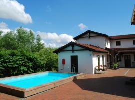 Spacious Apartment in Dargun Mecklenburg with Swimming Pool，位于Barlin的酒店