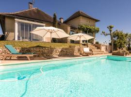 Comfortable villa with swimming pool，位于Saint-Bonnet-la-Rivière的带停车场的酒店
