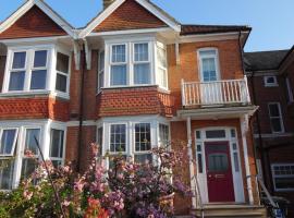 Gorgeous 4-Bed House in Bexhill-on-Sea sea views，位于贝克斯希尔的酒店